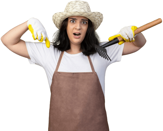 Eine Frau mit Rechen und Gartenhut