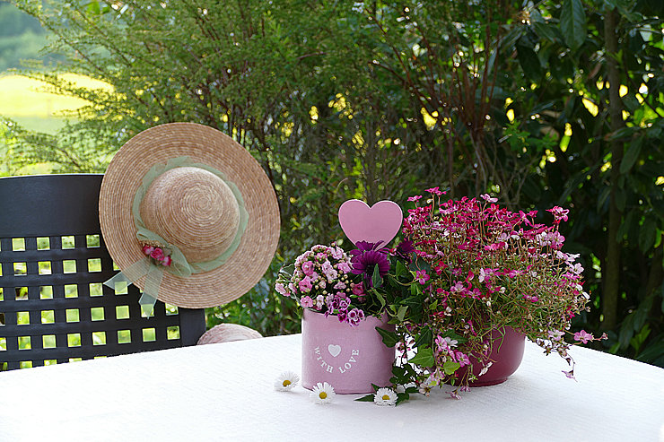 Gartentisch mit Blumen als Dekoration
